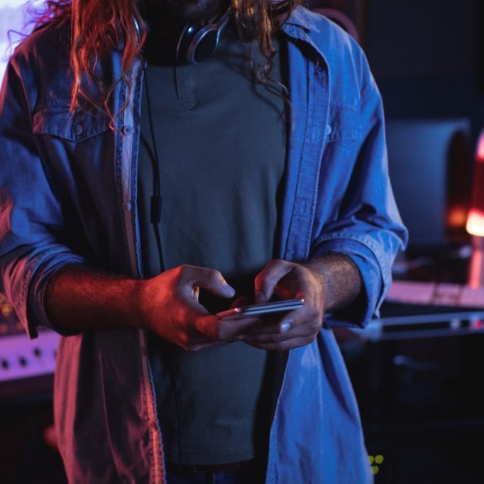 Operador com o celular na mão durante o evento