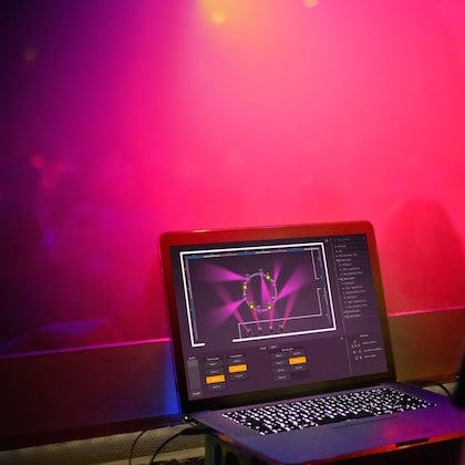Programa de iluminação no notebook durante o culto