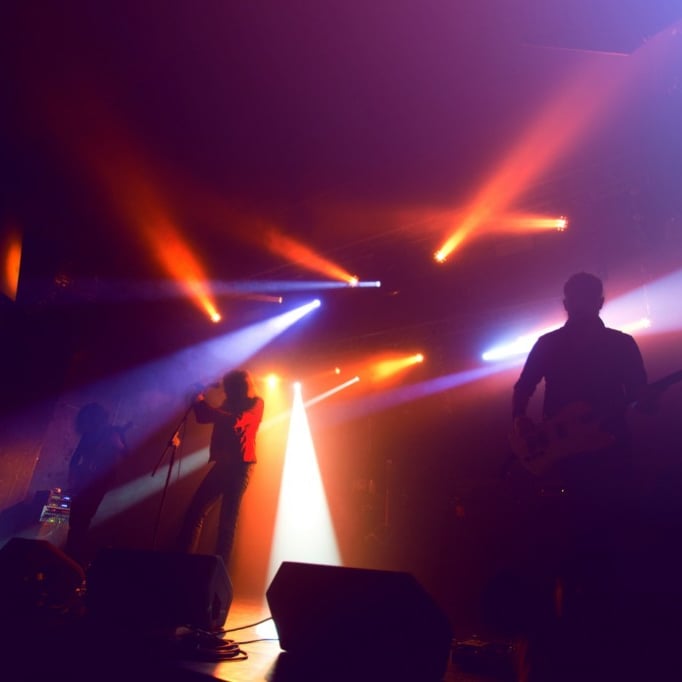 Show de banda com feixes de luz no palco